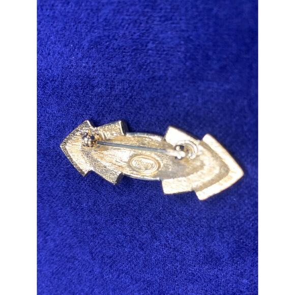 Signed Trifari Goldtone Black Arrow Brooch Pin Art - Picture 6 of 7